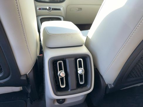 Used 2023 Volvo XC40 B4 Plus image 15