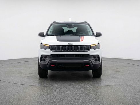 Used 2025 Jeep Compass Trailhawk image 2