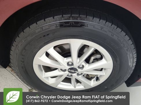 Used 2023 Kia Carnival LX FWD image 32