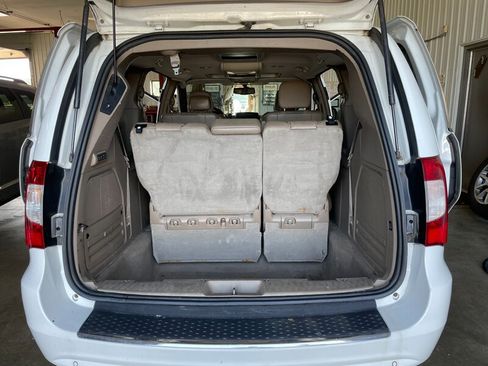 Used 2016 Chrysler Town & Country Limited Platinum FWD image 7