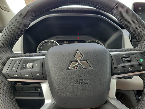 New 2025 Mitsubishi Outlander SE image 17