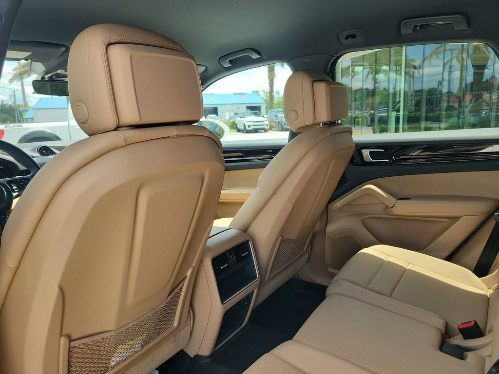 Used 2022 Porsche Cayenne AWD/4WD image 17