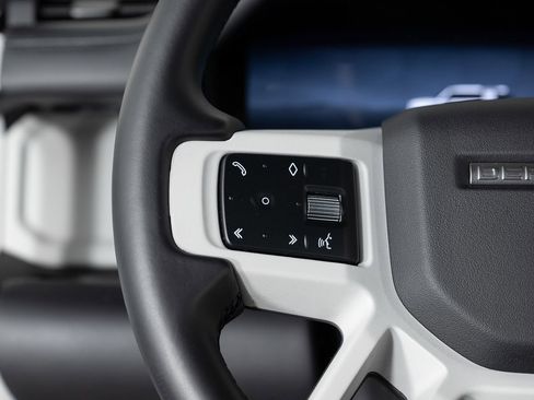 Used 2024 Land Rover Defender 110 SE image 31