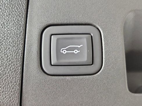 Certified 2023 Cadillac XT4 Luxury w/ Cold Weather Package FWD image 9