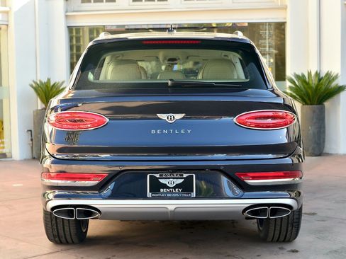 Used 2023 Bentley Bentayga Extended Wheelbase image 7