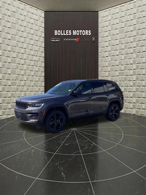 Used 2023 Jeep Grand Cherokee Altitude AWD/4WD image 11