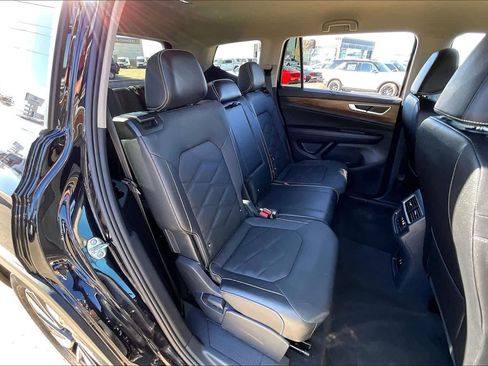 Used 2025 Volkswagen Atlas SE image 19