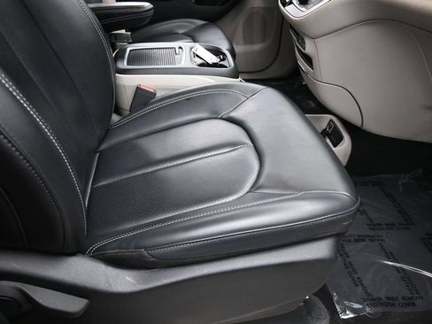 Used 2023 Chrysler Pacifica Touring-L FWD image 44