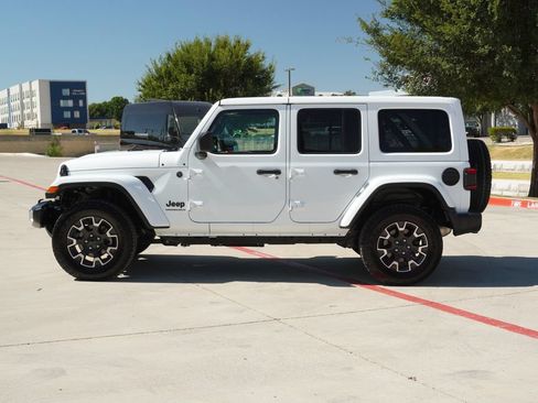 Used 2025 Jeep Wrangler Unlimited Sahara AWD/4WD image 2