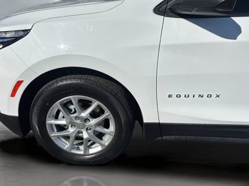 Used 2022 Chevrolet Equinox LS w/ LS Convenience Package FWD image 32