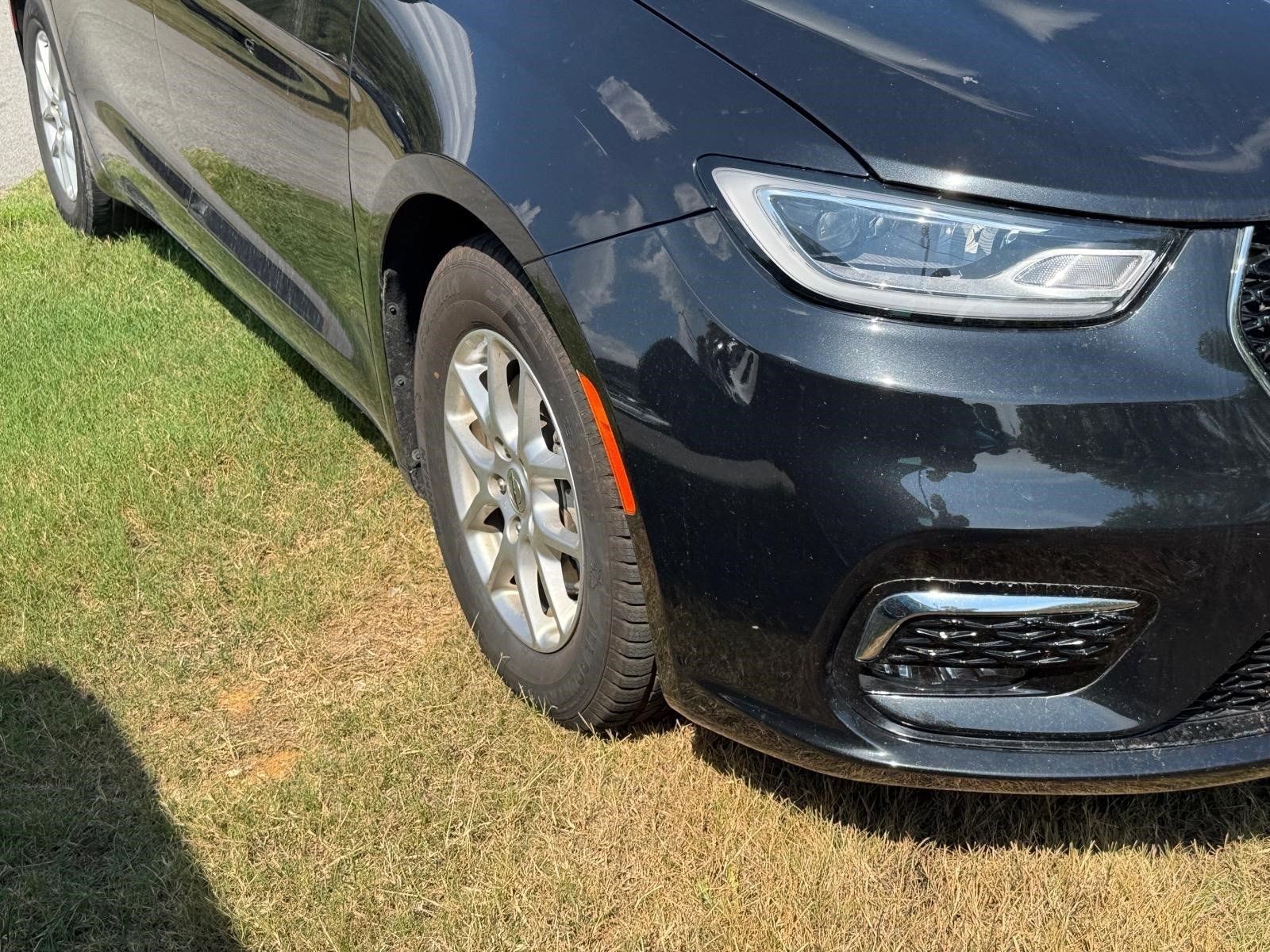Used 2023 Chrysler Pacifica Touring-L FWD image 9