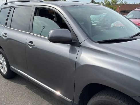 Used 2011 Toyota Highlander SE w/ Tow Pkg AWD/4WD image 9