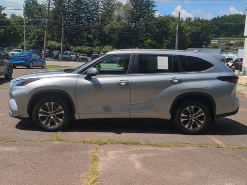 Used 2024 Toyota Highlander XLE AWD/4WD image 7