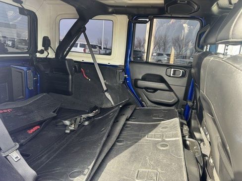 Used 2018 Jeep Wrangler Unlimited Sahara image 33