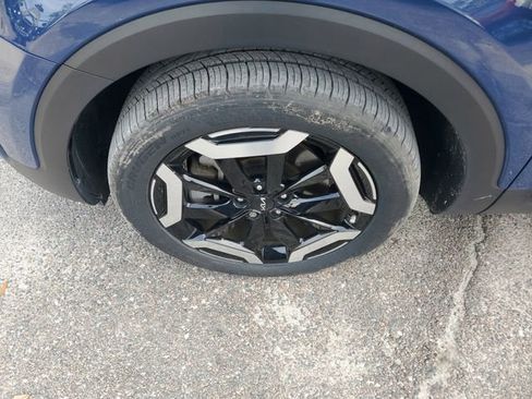 Used 2024 Kia Telluride EX w/ EX Captain's Chair Package image 6