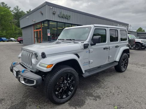 Used 2023 Jeep Wrangler Sahara w/ Cold Weather Group AWD/4WD image 8