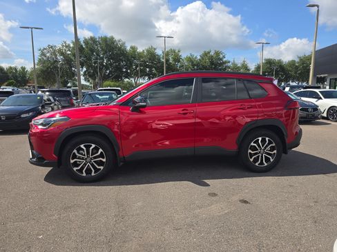 Used 2025 Toyota Corolla Cross AWD Hybrid w/ Moonroof Package image 5
