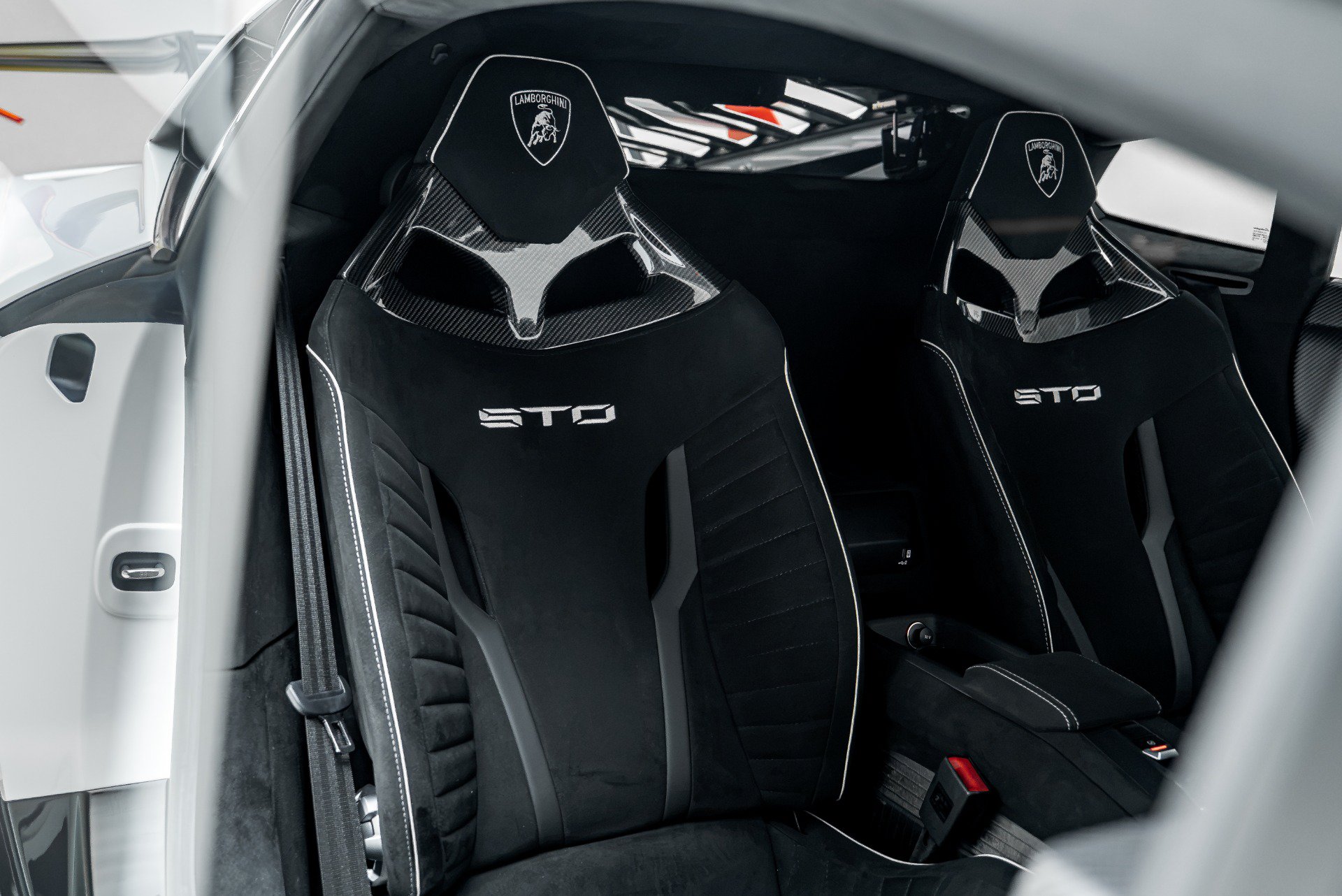 Used 2022 Lamborghini Huracan STO RWD image 43