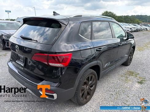 Used 2023 Volkswagen Taos SE w/ Panoramic Sunroof Package FWD image 5