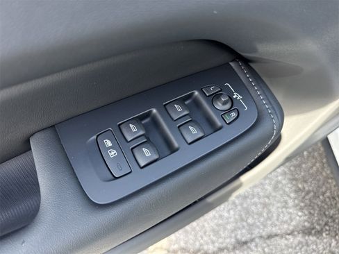 Used 2023 Volvo XC60 T8 Ultimate w/ Climate Package image 37