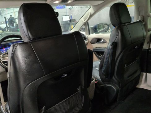 Used 2021 Chrysler Pacifica Touring-L image 11