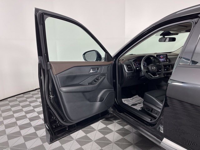 Used 2023 Nissan Rogue SV w/ SV Premium B Package FWD image 18
