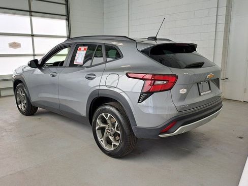Used 2025 Chevrolet Trax LT w/ LT Convenience Package FWD image 8