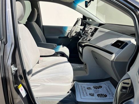 Used 2011 Toyota Sienna LE FWD image 27