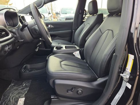 New 2026 Chrysler Pacifica Select image 24