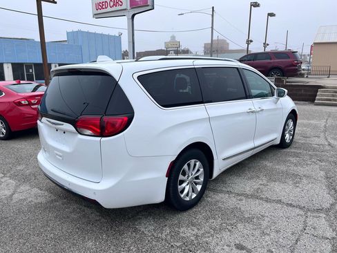 Used 2018 Chrysler Pacifica Touring-L image 3