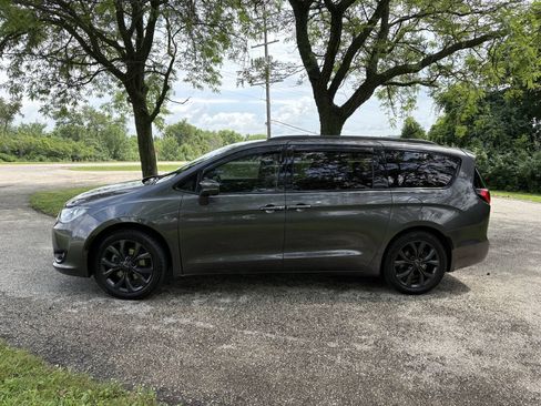 Used 2018 Chrysler Pacifica Limited w/ Advanced Safetytec Group FWD image 2