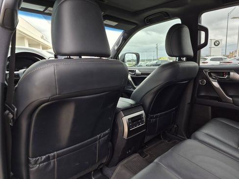 Used 2022 Lexus GX 460 Luxury w/ Off Road Package image 32