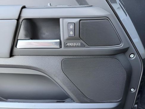 Certified 2025 Land Rover Defender 90 X-Dynamic SE image 17