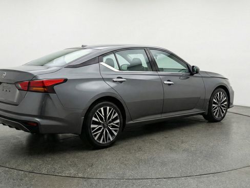 Used 2025 Nissan Altima 2.5 SV FWD image 9