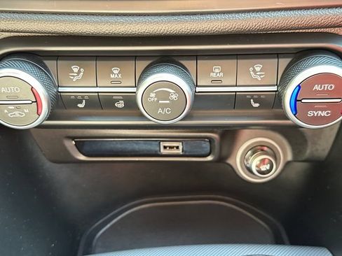Used 2024 Alfa Romeo Giulia Veloce AWD/4WD image 32