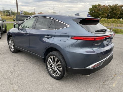 Used 2022 Toyota Venza XLE image 5