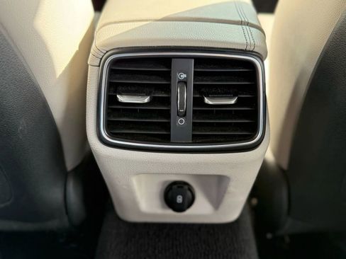 Used 2022 Genesis G70 2.0T image 25