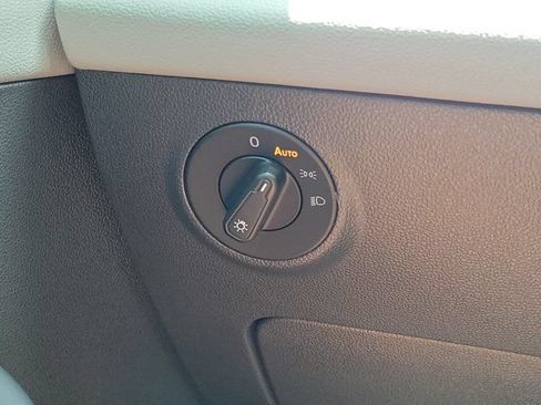 Certified 2022 Volkswagen Taos SE FWD image 18