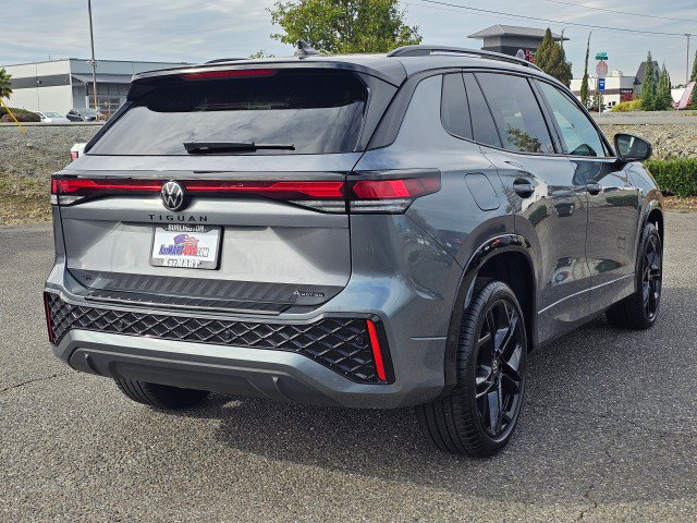Used 2025 Volkswagen Tiguan SE R-Line AWD/4WD image 3