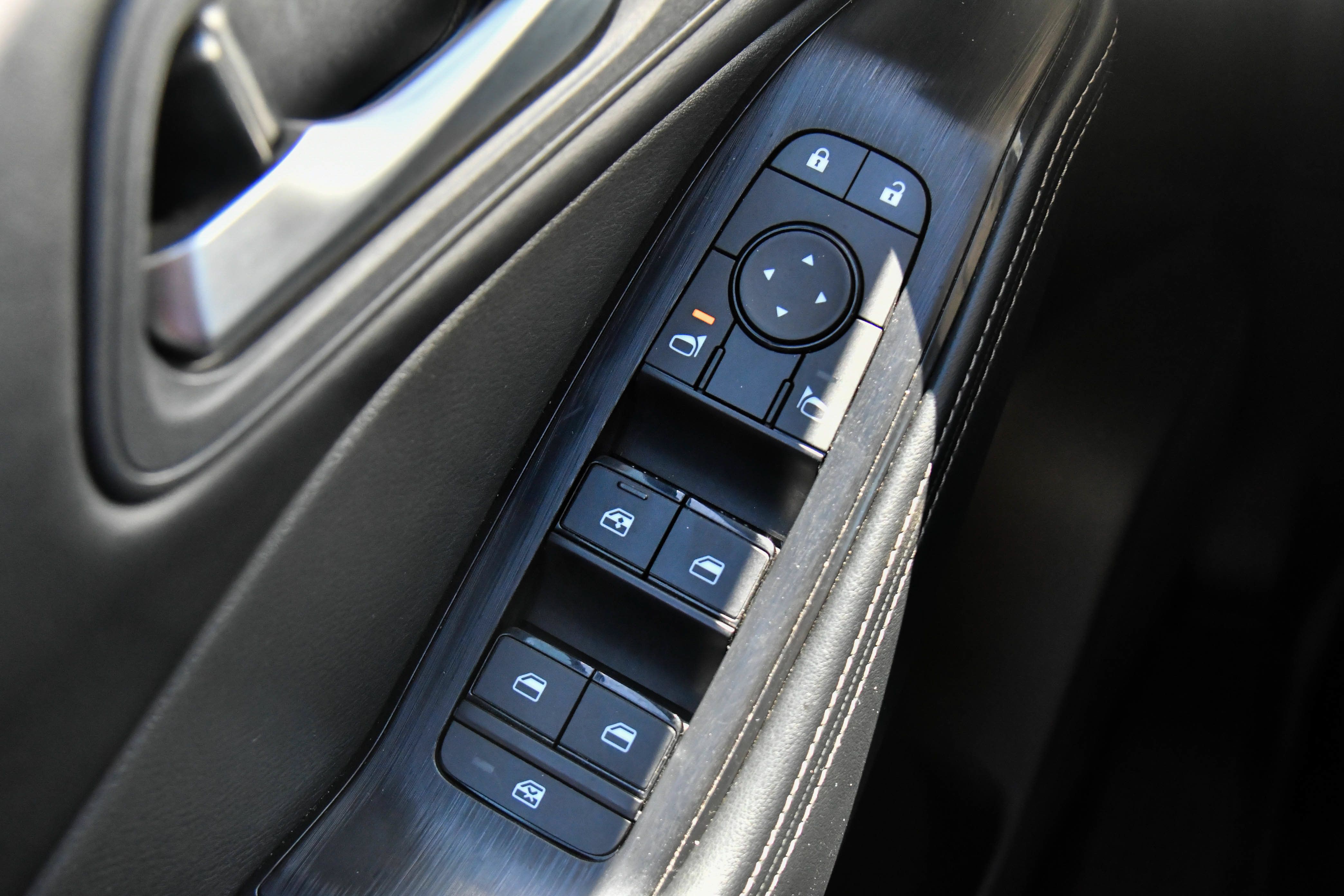 Used 2025 Nissan Rogue SV FWD image 33