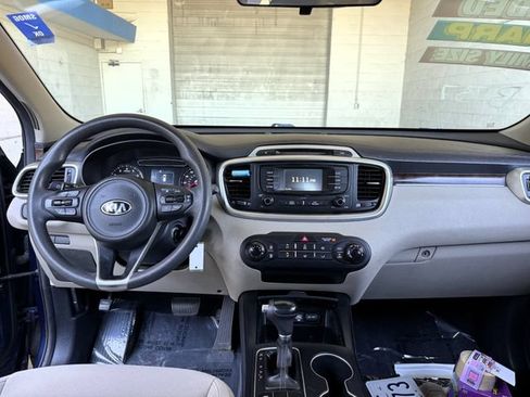 Used 2017 Kia Sorento FWD image 19