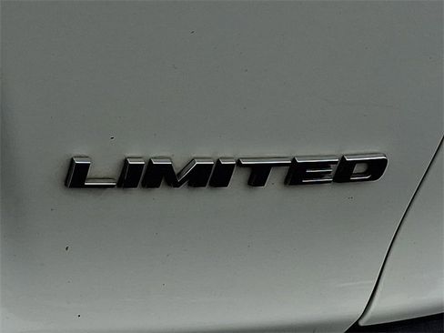 Used 2019 Jeep Cherokee Limited image 30