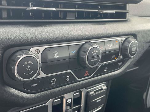 Used 2025 Jeep Gladiator Sport AWD/4WD image 18