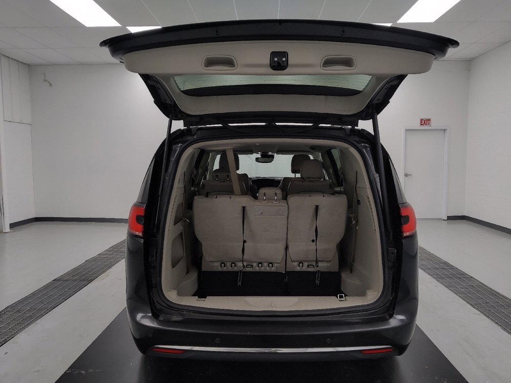 Used 2021 Chrysler Pacifica Touring-L FWD image 29