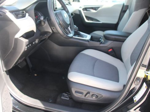 Used 2021 Toyota RAV4 XLE w/ Convenience Package FWD image 11
