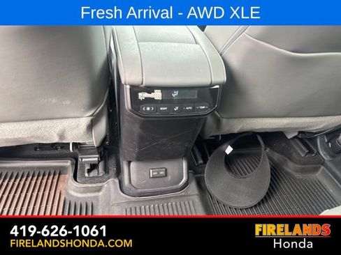 Used 2024 Toyota Highlander XLE AWD/4WD image 30