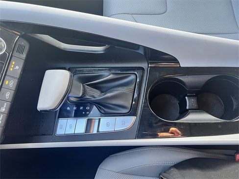 Used 2023 Hyundai Elantra Limited image 22