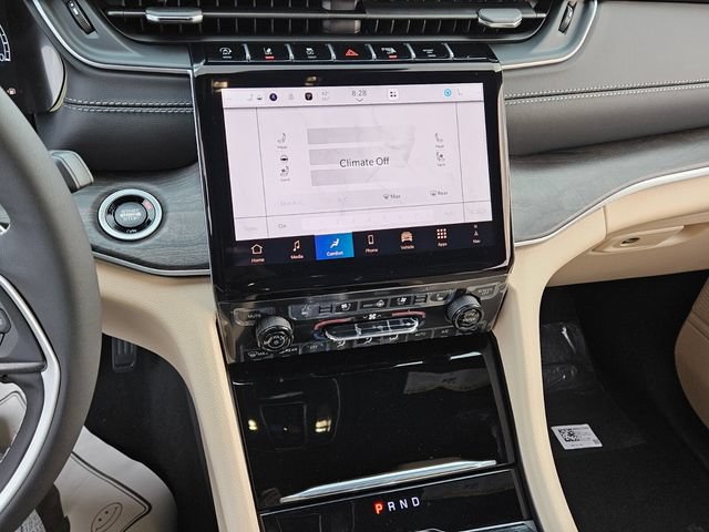 New 2025 Jeep Grand Cherokee Limited w/ Luxury Tech Group II RWD image 18