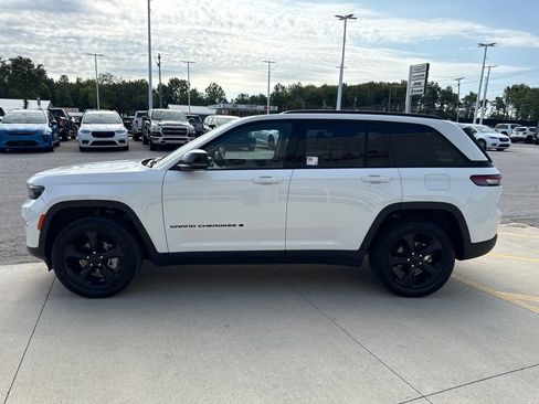 Used 2023 Jeep Grand Cherokee Limited w/ Black Appearance Package AWD/4WD image 9