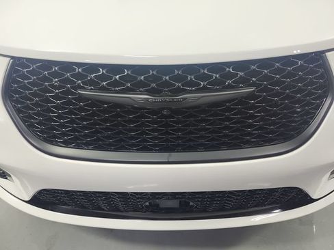 Used 2025 Chrysler Pacifica Limited FWD image 28
